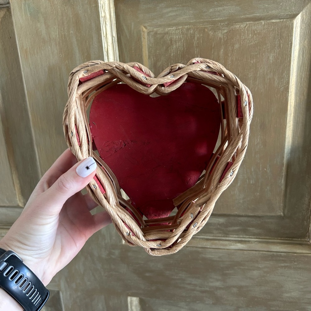 Vintage heart basket‎